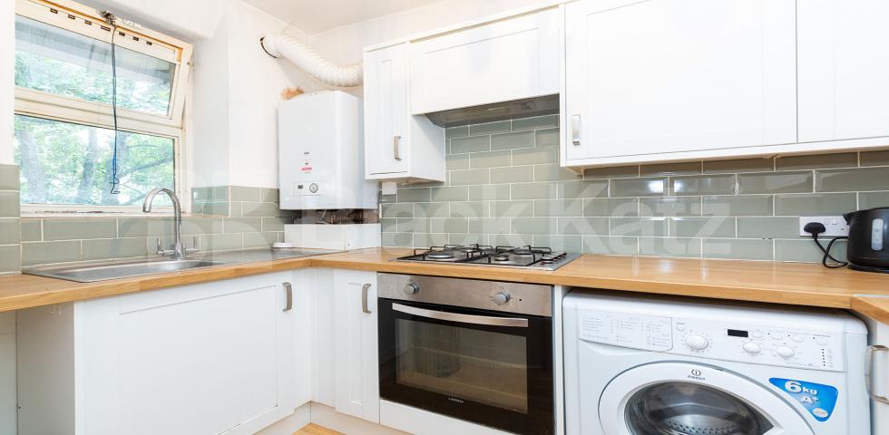 3 good size double bedrooms plus a spacious lounge in hackney Amhurst Road, Hackney